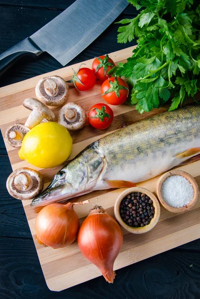 Roher Fisch am Schneidebrett im Konzept der Mahlzeitenzubereitung — Stockfoto