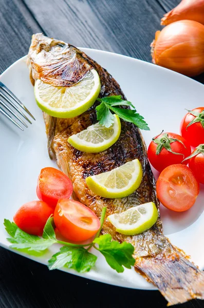 Pescado frito servido en el plato — Foto de Stock