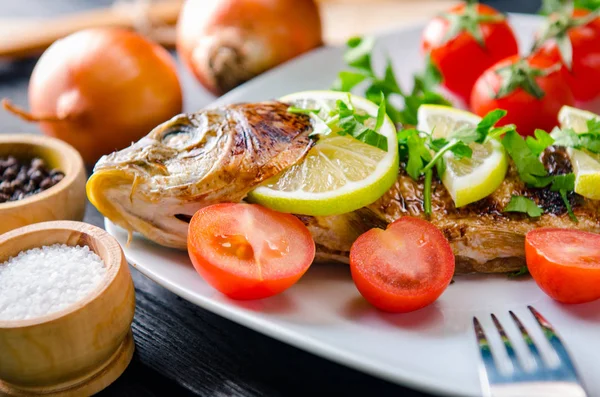 Smažené ryby podávané na talíři — Stock fotografie