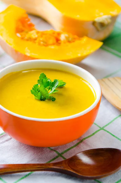 Sopa de abóbora servida na mesa em tigela — Fotografia de Stock