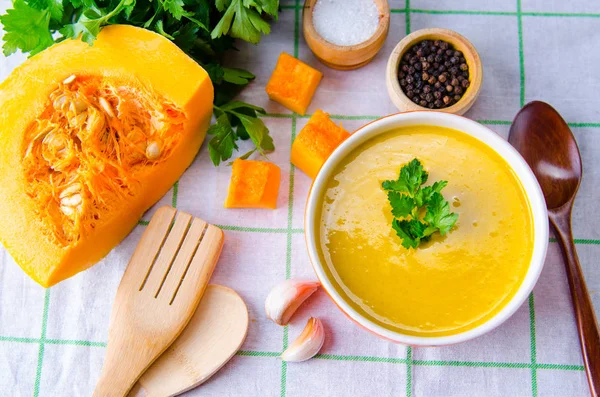 Pompoensoep geserveerd op tafel in kom — Stockfoto