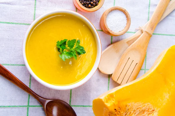 Sopa de abóbora servida na mesa em tigela — Fotografia de Stock