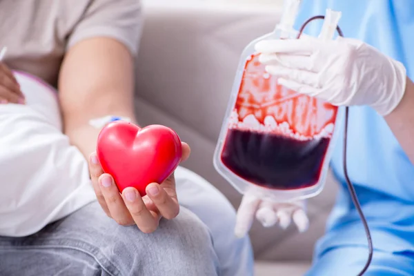 Transfuzja krwi u pacjenta w klinice szpitalnej — Zdjęcie stockowe