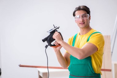 Müteahhit lamine ahşap zemin üzerinde çalışıyor.