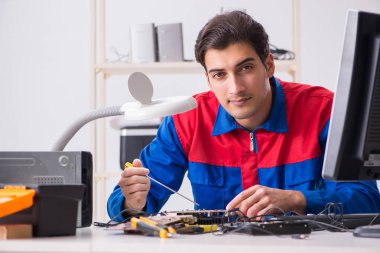 profesyonel tamirci atölyede bilgisayar tamir ediyor.