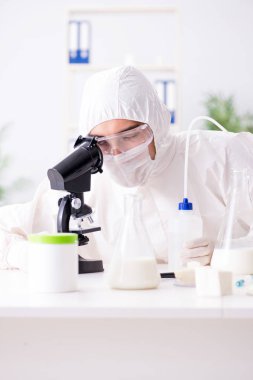 Gıda bilimci laboratuvarda yeni şeyler test ediyor.