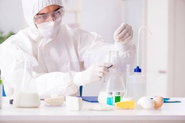Gıda bilimci laboratuvarda yeni şeyler test ediyor.