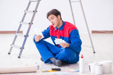 Boyama işi için renkleri eşleştirmeye çalışan genç ressam