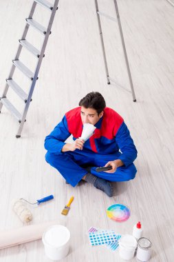 Boyama işi için renkleri eşleştirmeye çalışan genç ressam