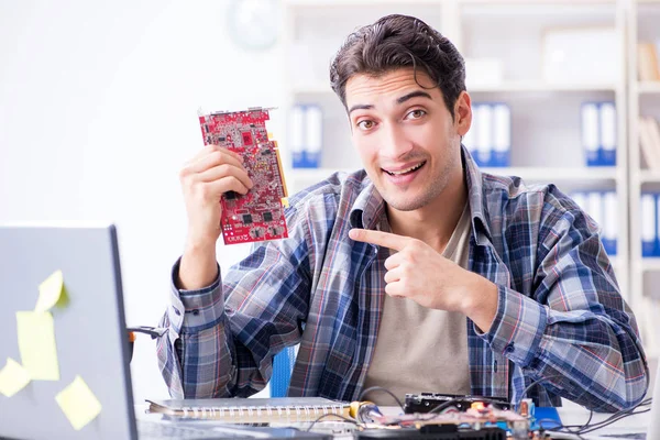 Professionele reparateur reparatie computer in de werkplaats — Stockfoto
