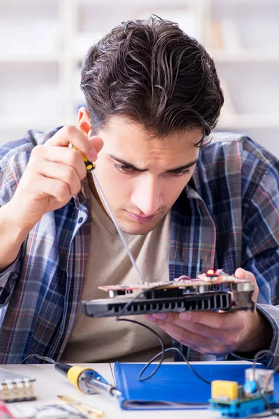 Reparador profissional reparando computador na oficina — Fotografia de Stock