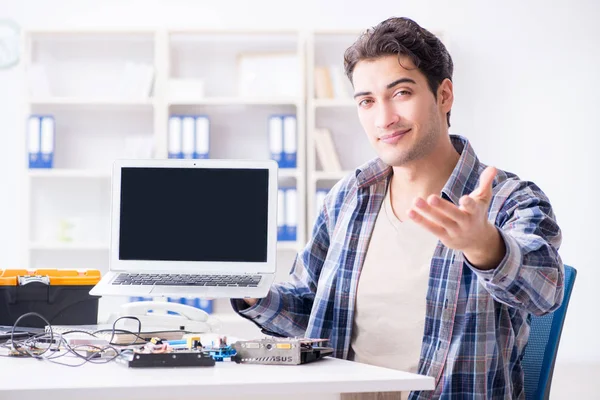 Επαγγελματίας επισκευαστής επισκευάζοντας υπολογιστή στο εργαστήριο — Φωτογραφία Αρχείου