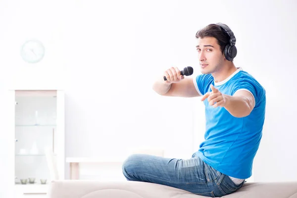 Jonge man zingen thuis karaoke — Stockfoto