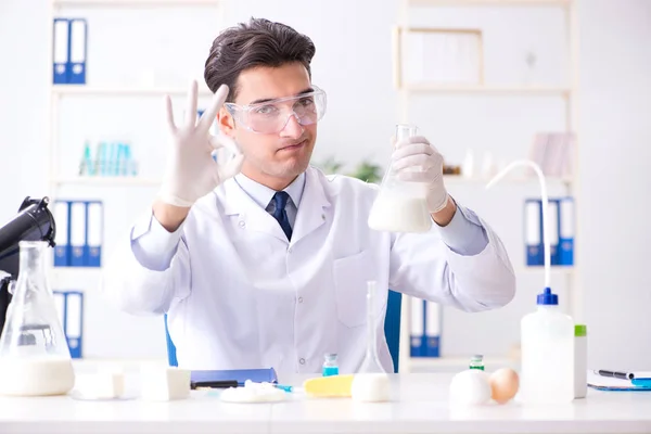 Επιστήμονας τροφίμων δοκιμάζει νέα πράγματα στο εργαστήριο — Φωτογραφία Αρχείου