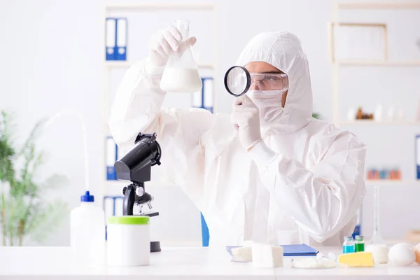 Científico alimentario probando cosas nuevas en el laboratorio — Foto de Stock