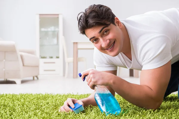 Młody mąż człowiek sprzątanie podłogi w domu — Zdjęcie stockowe
