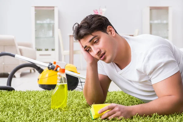 Giovane marito uomo pulizia pavimento a casa — Foto Stock