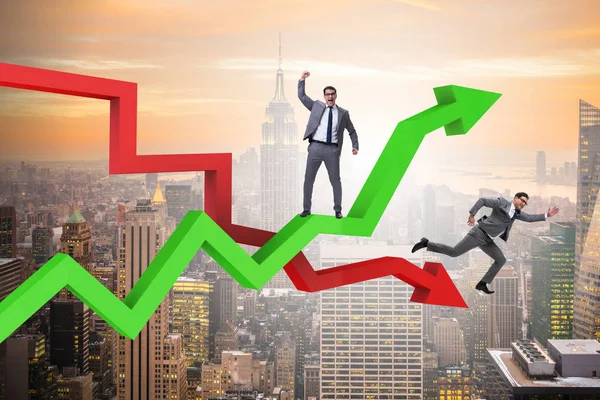 Empresario con gráficos de crecimiento y declive — Foto de Stock