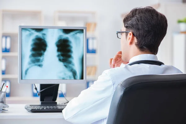 Médico radiólogo mirando imágenes de rayos X —  Fotos de Stock