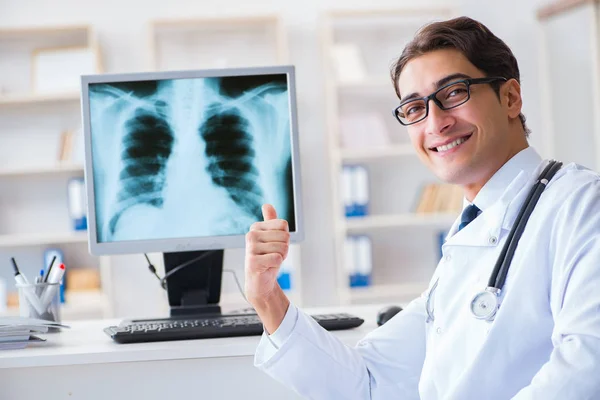 Médico radiólogo mirando imágenes de rayos X — Foto de Stock