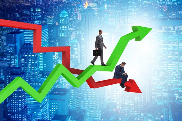 Empresário com gráficos de crescimento e declínio — Fotografia de Stock