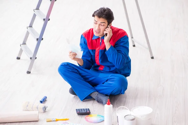 Joven pintor tratando de combinar colores para el trabajo de pintura — Foto de Stock