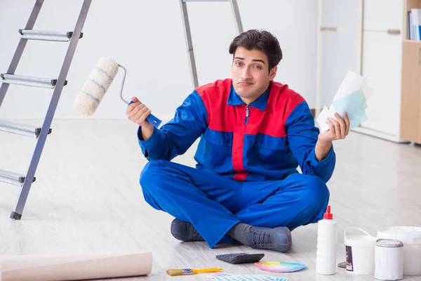 Joven pintor tratando de combinar colores para el trabajo de pintura — Foto de Stock