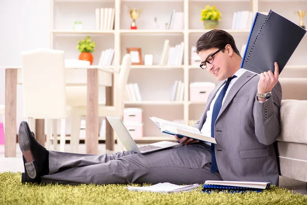 Geschäftsmann arbeitet zu Hause auf dem Fußboden — Stockfoto