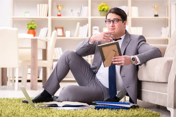 Uomo d'affari che lavora sul pavimento a casa — Foto Stock