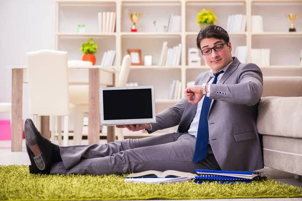 Uomo d'affari che lavora sul pavimento a casa — Foto Stock