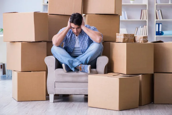 Young man moving in to new house with boxes — Stock Photo, Image