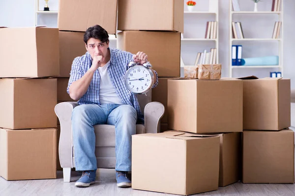 Joven mudándose a casa nueva con cajas — Foto de Stock