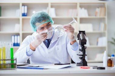 Adli tıp dedektifi suç delilleri üzerinde çalışıyor.