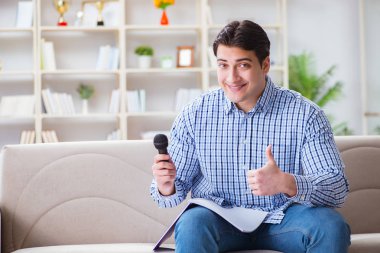 Evde karaoke yapan komik adam.