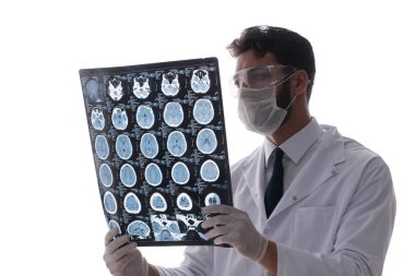 Röntgen görüntülerine bakan genç doktor beyazda izole edilmiş.