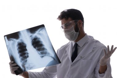 Röntgen görüntülerine bakan genç doktor beyazda izole edilmiş.