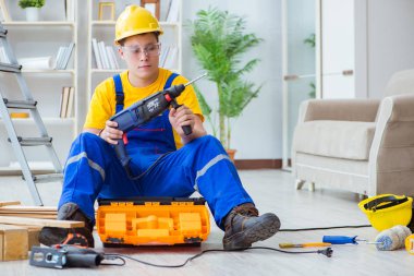 Ahşap palet montajı yapan genç adam.