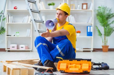 Ahşap palet montajı yapan genç adam.