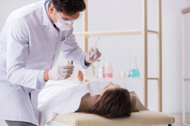 Polis morgdaki cesedi inceliyor.