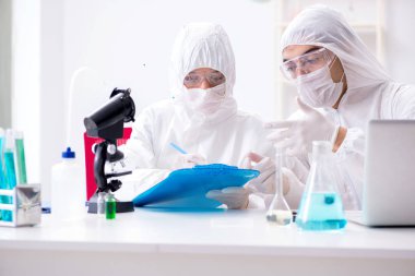 Laboratuvarda çalışan iki kimyager.