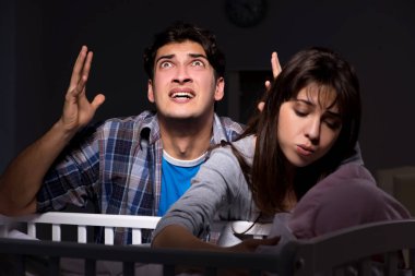 Genç ebeveynler geceleri yeni doğmuş bebekle uykusuz kalıyor.