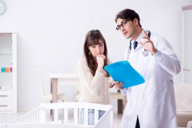 Doktor genç anneye açıklama yapıyor.
