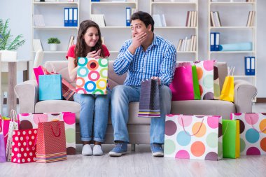 Alışveriş yaptıktan sonra genç çift.