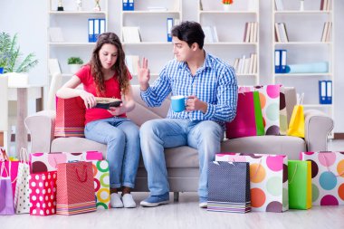 Alışveriş yaptıktan sonra genç çift.