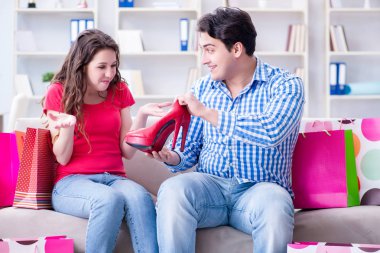 Alışveriş yaptıktan sonra genç çift.