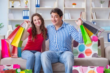 Alışveriş yaptıktan sonra genç çift.