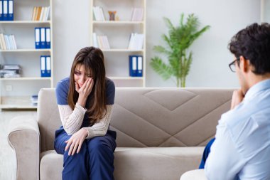 Kocası tarafından dövülen psikolog bir kadın.