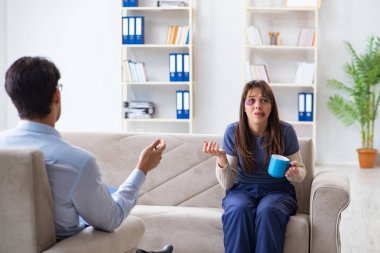 Kocası tarafından dövülen psikolog bir kadın.