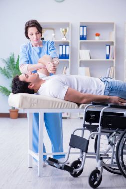 Doktorla birlikte rehabilitasyon gören hasta.