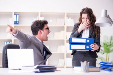 Kızgın patron kadın çalışan performansından memnun değil.